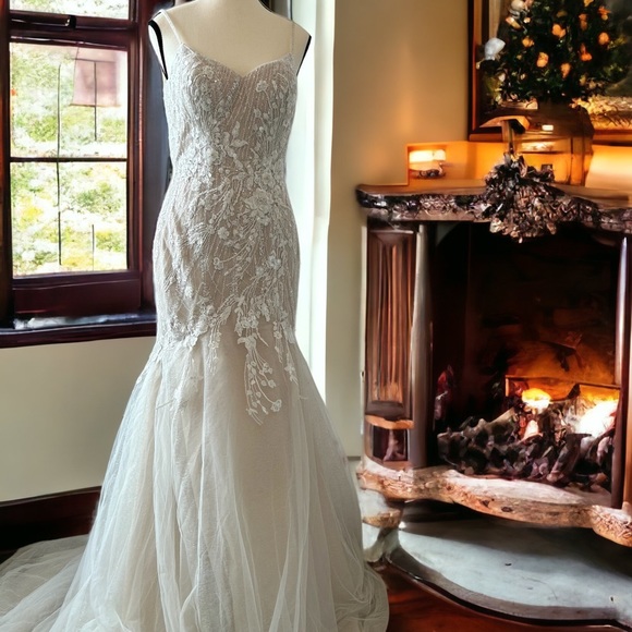 Size 4 Galina Signature/ designer: Vera Wang/ mermaid 🧜‍♀️ wedding dress - Picture 1 of 14